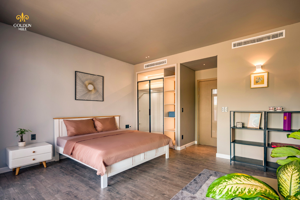 Phòng ngủ Tầng 2 của Shophouse Golden Mile hướng cửa vào